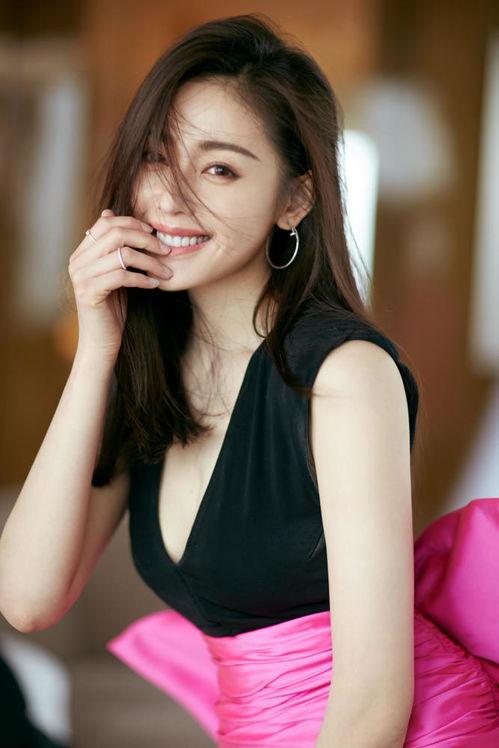 明星张天爱照片,光影交织下的时尚女神