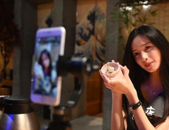 网红探店的娜娜