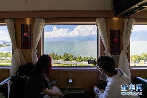 丽江网红列车视频,穿越美景的时尚之旅