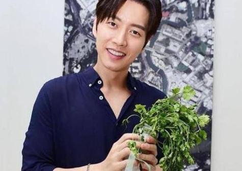 男明星收花,揭秘男明星们的浪漫瞬间